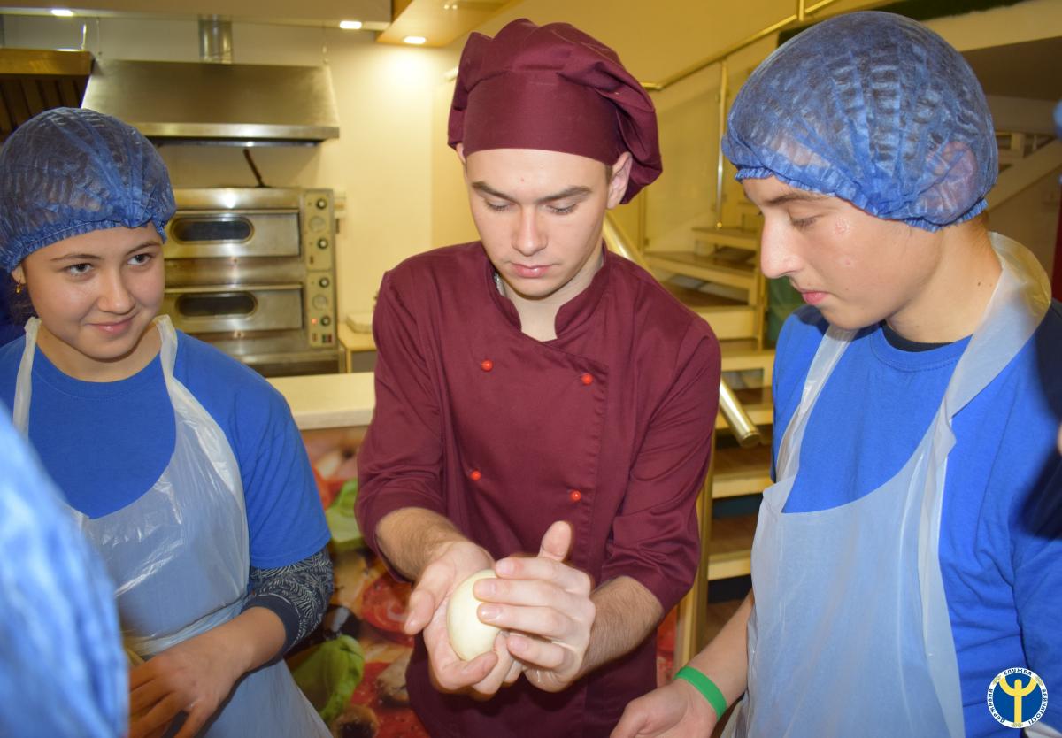 Киселевских старшеклассников учили шить и готовить пиццу